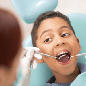 jongetje bij de tandarts
