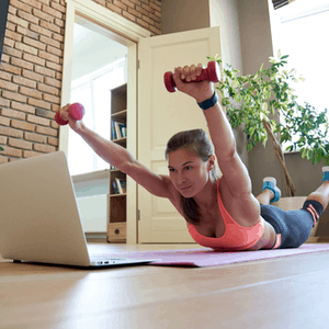 vrouw doet onderrug oefening