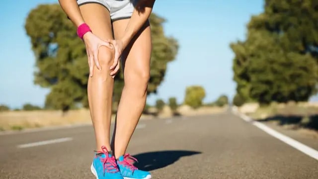 athlète souffrant d'une douleur au genou