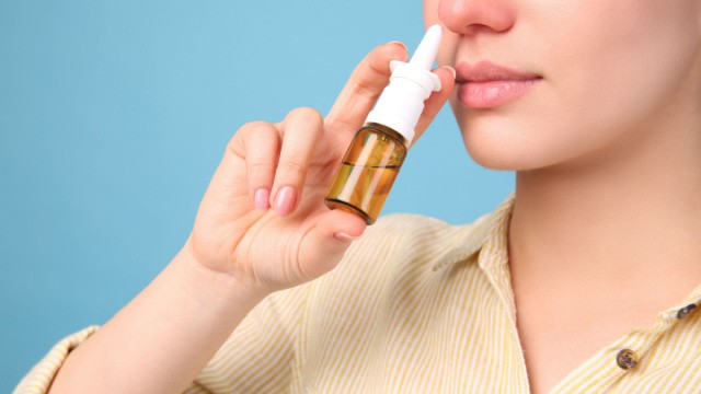utiliser un spray nasal contre le rhume des foins