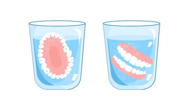 prothèses dentaires dans un verre d'eau